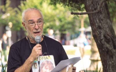 «La paloma, como si hubiera cumplido su cometido, emprendió su vuelo»