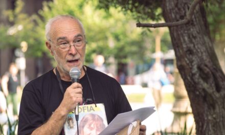 «La paloma, como si hubiera cumplido su cometido, emprendió su vuelo»